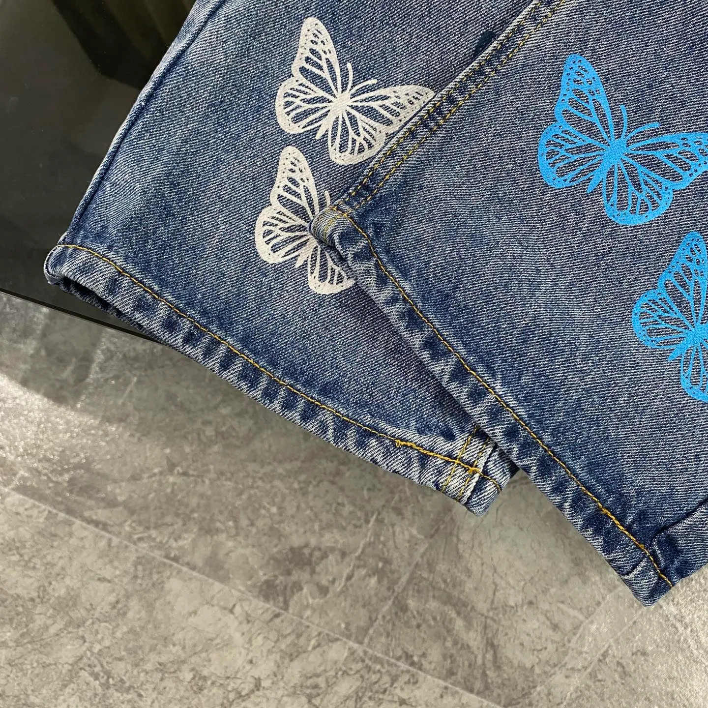 P230 Chrome Hearts 2025 new rare three-color butterfly print couple's washed loose jeans. High version, high version, top ceiling quality. Styles with different washed textures, very friendly to people with thin legs and thick legs. The straight version is very flattering to the leg shape. Moderate length that never goes out of style, easy to match with casual, basic styling for various styles, a must-have in the wardrobe! The fabric is stiff but also makes the upper body soft without losing texture. The washing process is even more perfect. It is a must-have item for everyone! ! ! Washed wheat, hang tag, pants label, three labels complete Color: blue Size: 28, 30, 32, 34
